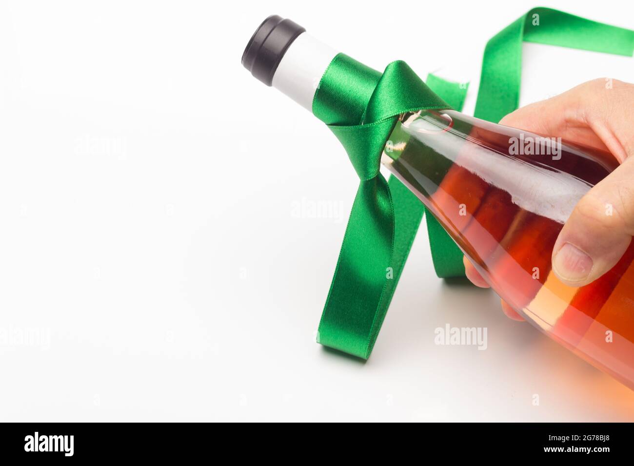 Donner du vin biologique comme cadeau, cultivé sans produits chimiques, en prenant soin de la nature et en préservant le goût du produit final. Banque D'Images