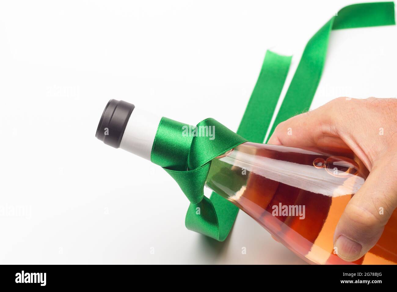 Donner du vin biologique comme cadeau, cultivé sans produits chimiques, en prenant soin de la nature et en préservant le goût du produit final. Banque D'Images