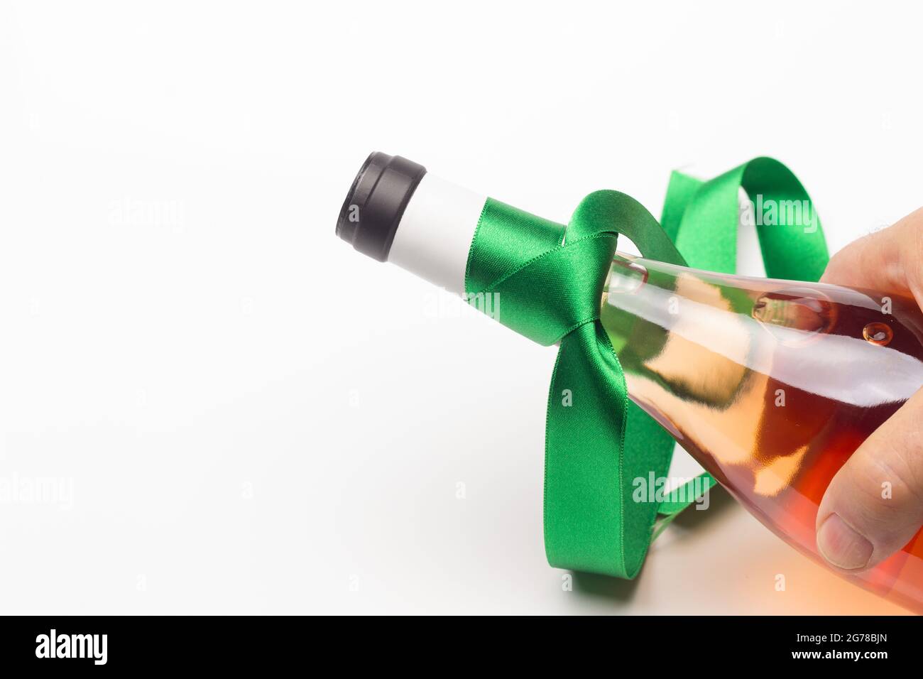 Donner du vin biologique comme cadeau, cultivé sans produits chimiques, en prenant soin de la nature et en préservant le goût du produit final. Banque D'Images