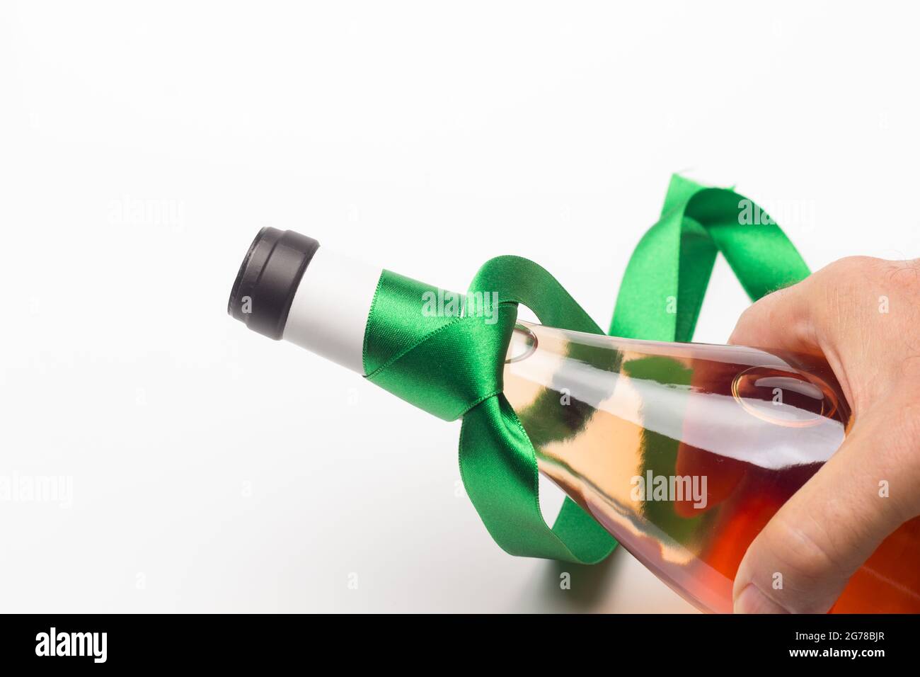 Donner du vin biologique comme cadeau, cultivé sans produits chimiques, en prenant soin de la nature et en préservant le goût du produit final. Banque D'Images