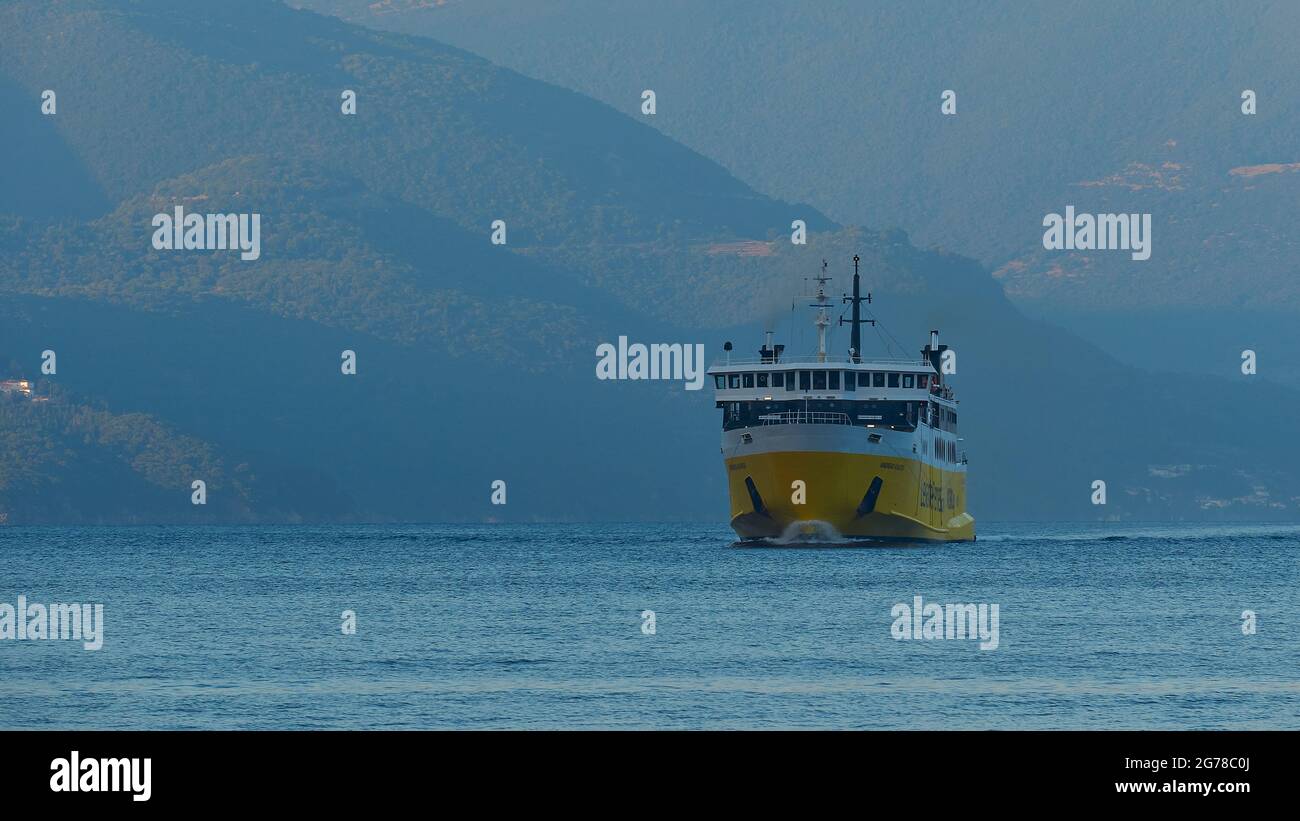 Îles Ioniennes, Ithaca, île d'Odysseus, traversée entre Poros sur Kefaloniia et le port d'Aetos sur Ithaca, ferry sur le chemin de Poros à Aetos. Pentes vertes d'Ithaca en arrière-plan, silhouette Banque D'Images