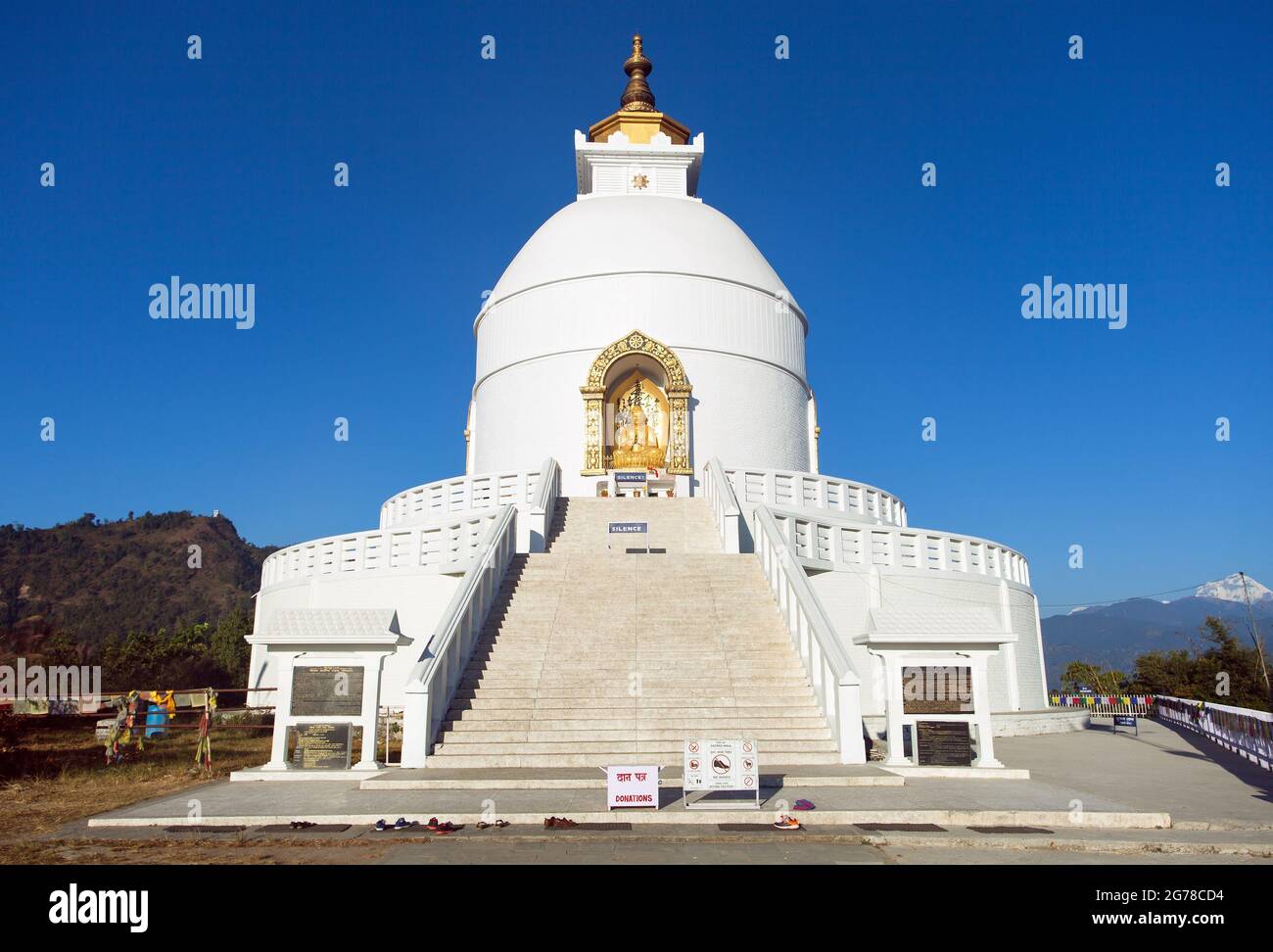 Stupa de paix mondiale près de Pokhara, Népal, vue de face, région d'Annapurna Banque D'Images