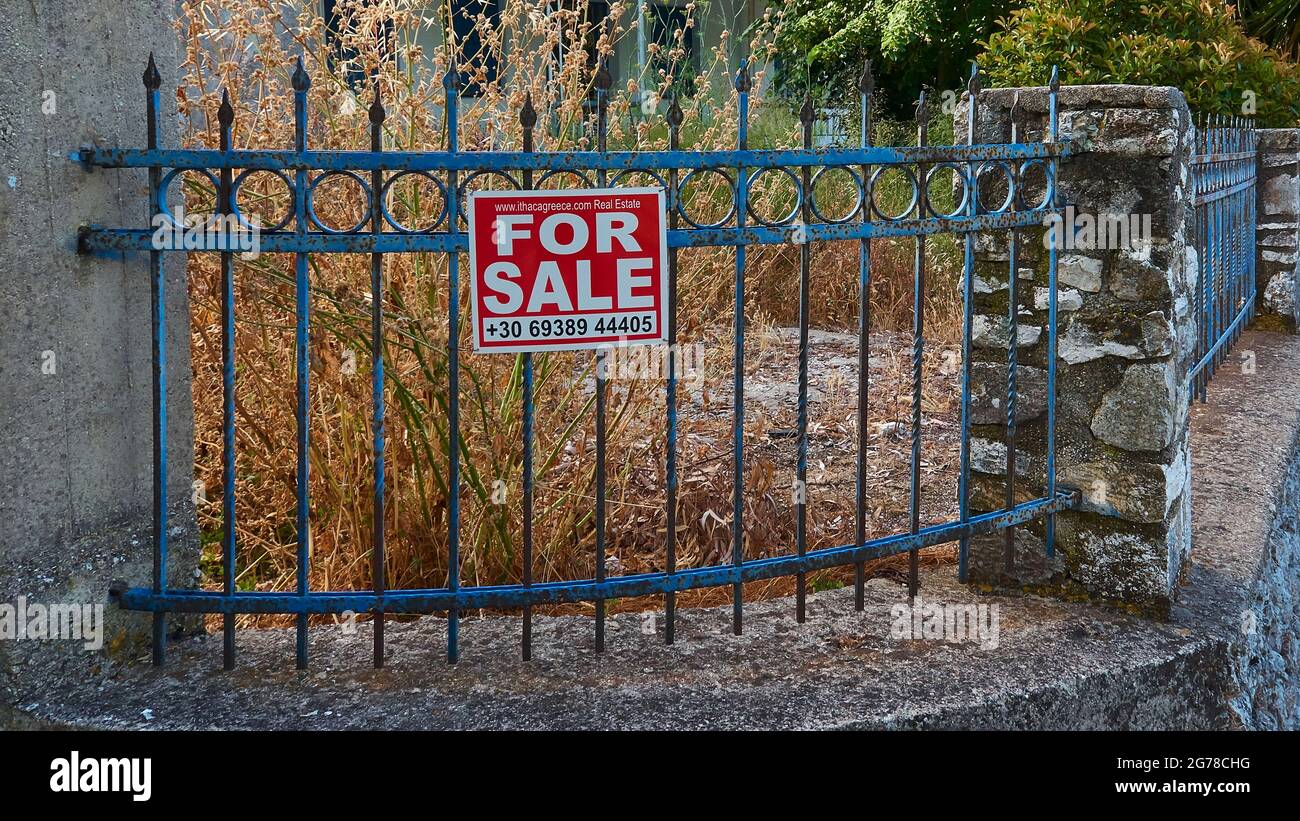 Îles Ioniennes, Ithaka, île d'Odysseus, nord-ouest, village de montagne Exogi, Clôture en treillis avec panneau rouge « à vendre » Banque D'Images