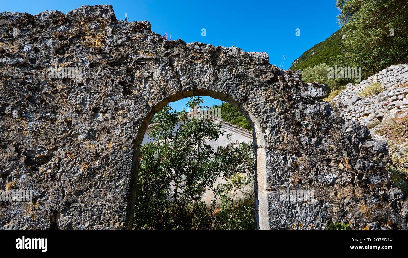 Iles Ioniennes, Ithaka, île d'Odysseus, Vathi, quartier Perachori, il se trouve sur une pente de montagne boisée, des ruines de bâtiment, une ancienne arche en brique, bleu ciel Banque D'Images