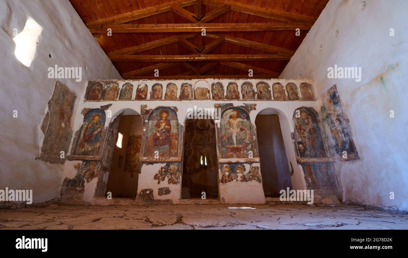 Iles Ioniennes, Ithaka, île d'Odysseus, Vathi, quartier Perachori, il se trouve sur une pente de montagne boisée, chapelle, intérieur, vue grand angle d'en dessous, tout le mur de l'autel, fresques, plafond en bois Banque D'Images