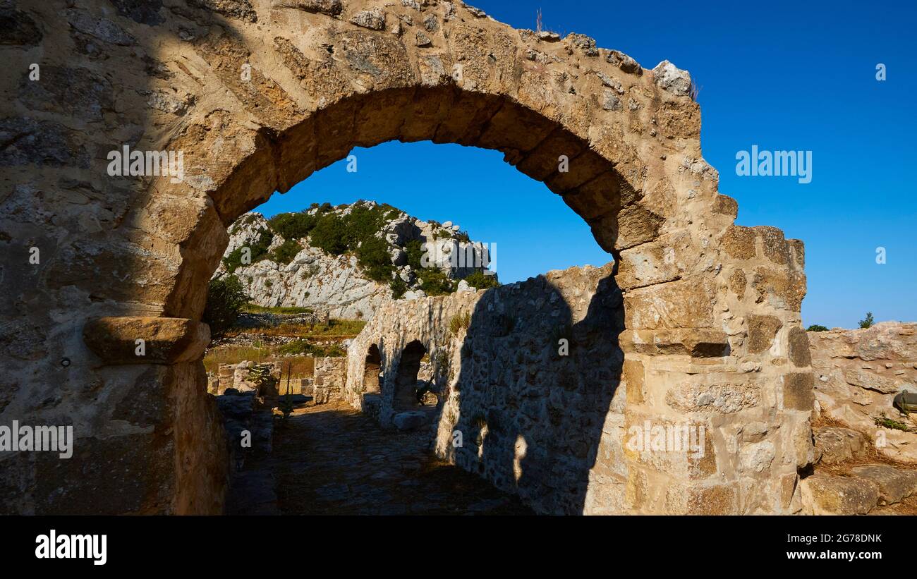 Îles Ioniennes, Zakynthos, montagne près de la ville de Zakynthos, Monte Yves, monastère sur le sommet, Panagia Skopiotissa, XVe siècle après Jésus-Christ, se dresse sur les ruines d'un ancien temple Artemis, ciel bleu foncé, vue à travers des arches de briques à d'autres bâtiments du monastère Banque D'Images