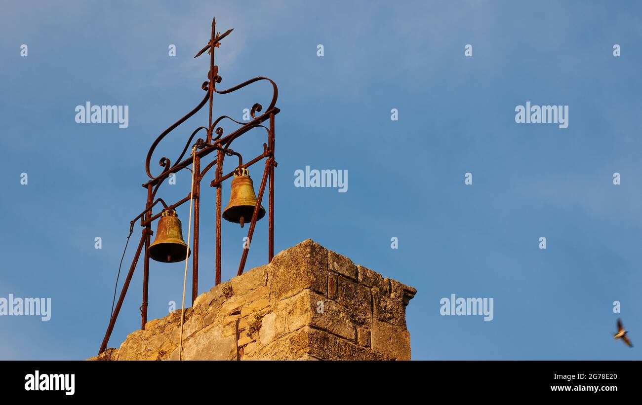 Zakynthos, ville de Zakynthos, église de la Vierge Marie, construite en 1687, style architectural byzantin tardif, lumière du matin, clocher, deux cloches, ciel bleu avec des nuages blancs plus sages Banque D'Images