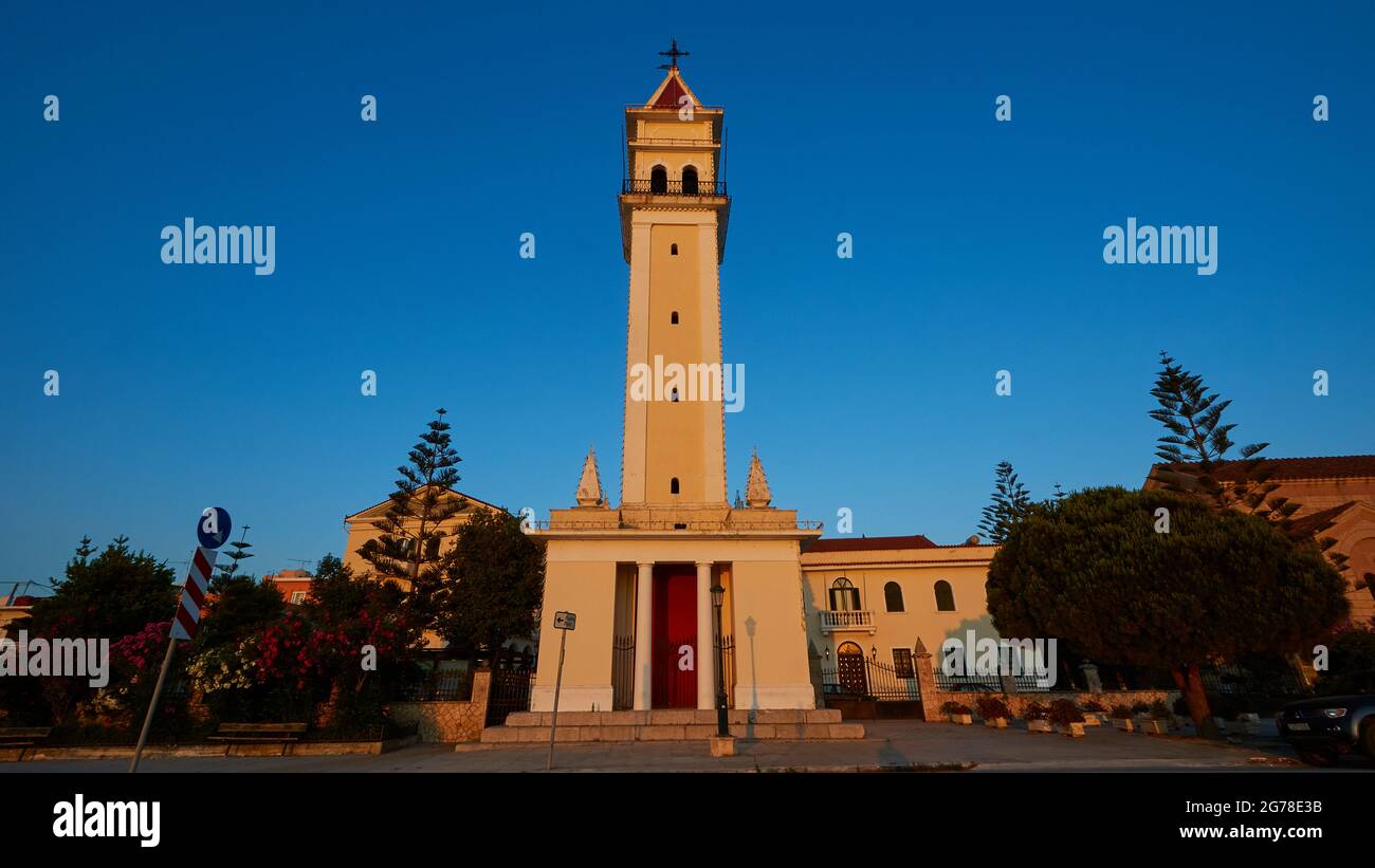 Ville de Zakynthos, lumière du matin, église Saint Dionisios, tour de l'église vénitienne, vue grand angle, ciel bleu Banque D'Images