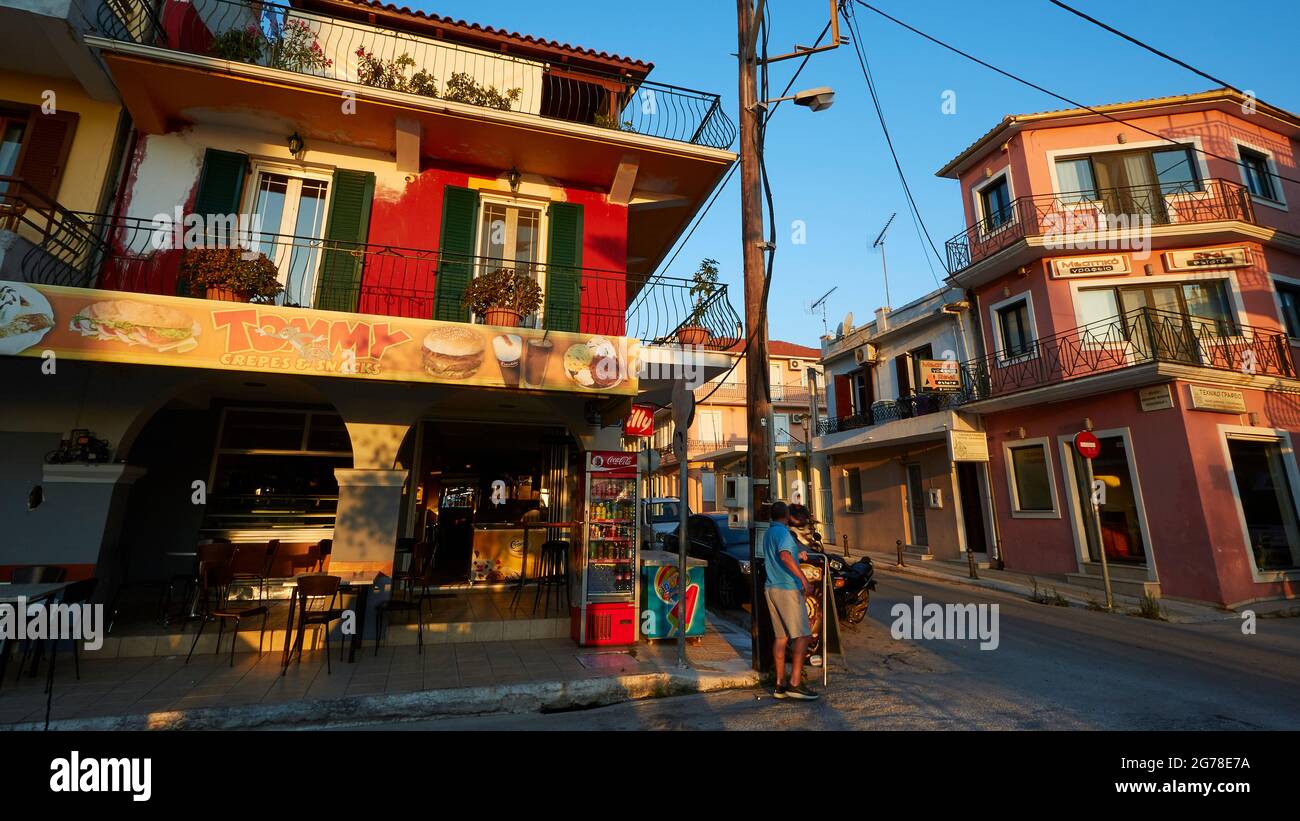 Zakynthos, ville de Zakynthos, centre-ville, bâtiment, lumière du matin, bâtiment rouge sur la gauche sur la photo, bâtiment couleur saumon sur la droite sur la photo, vue grand-angle, power pole, Banque D'Images