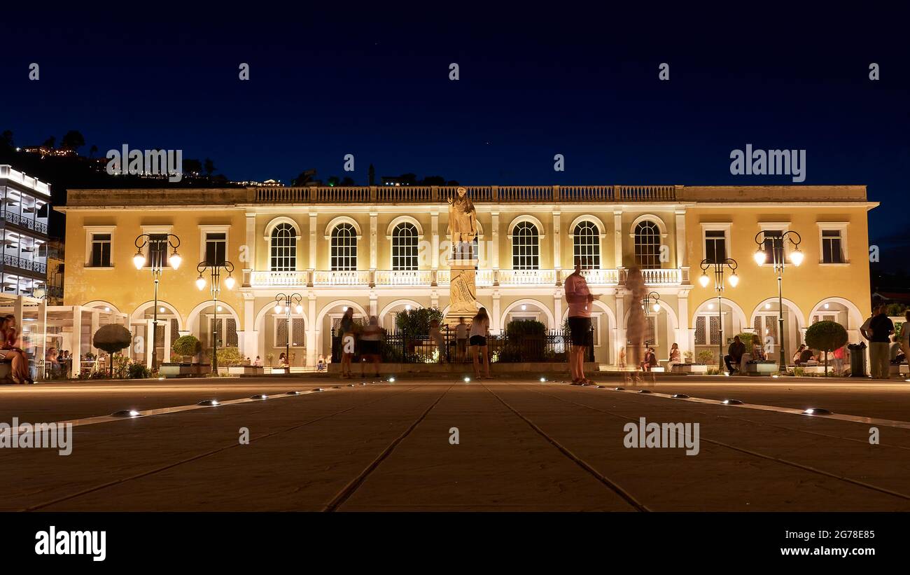 Zakynthos, ville de Zakynthos, prise de vue de nuit, prise de vue de soirée, place Solomos, Buste de Solomos, Musée byzantin, illuminé, groupe de personnes flou, tir à long terme Banque D'Images