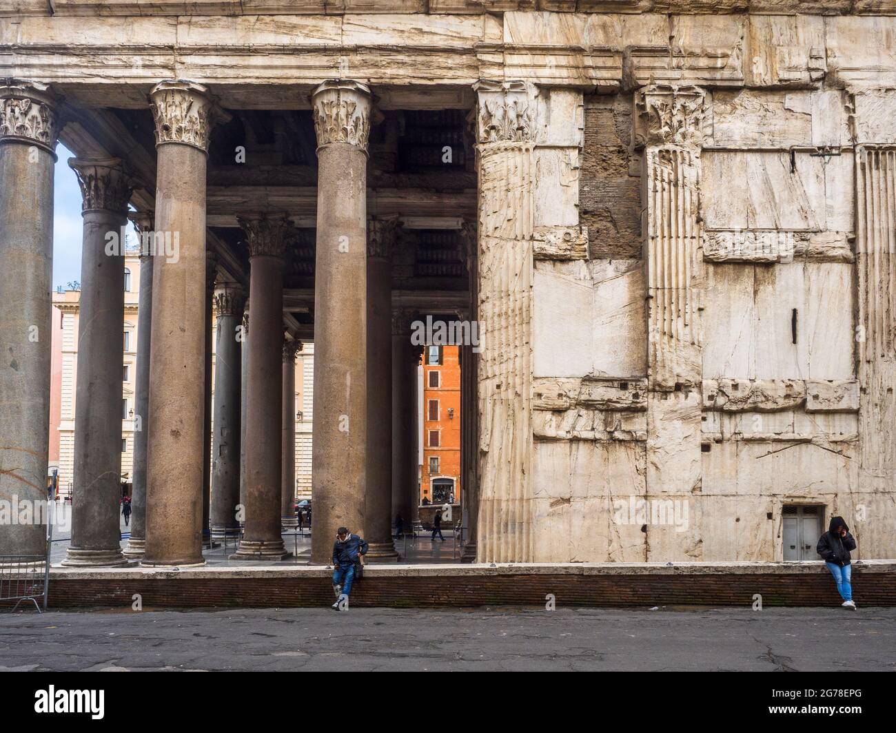Détail des colonnes corinthiennes de granit du Panthéon - Rome, Italie Banque D'Images