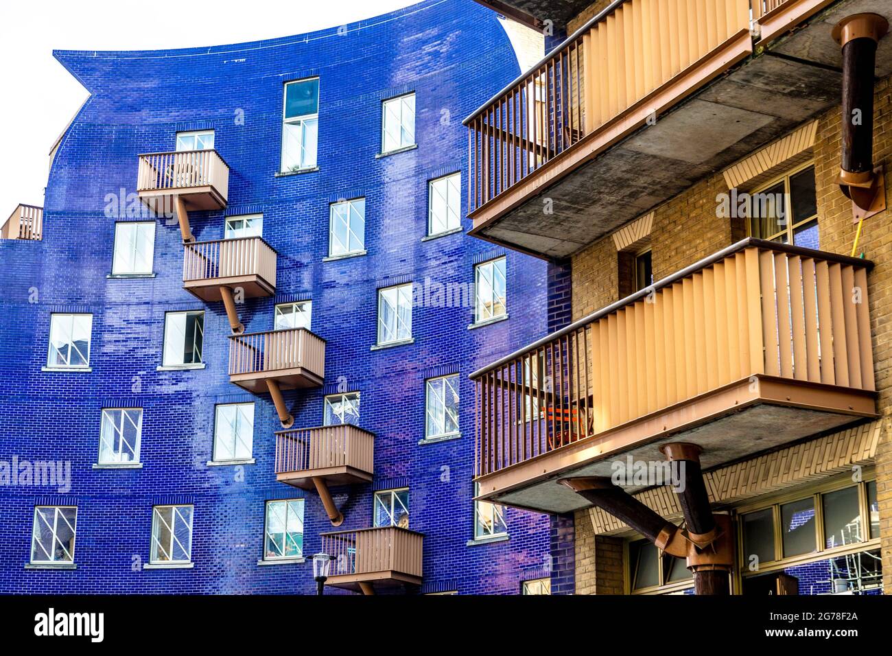 Façade en brique bleue du bâtiment résidentiel Circle sur la rue Queen Elizabeth, Shad Thames, Londres, Royaume-Uni Banque D'Images