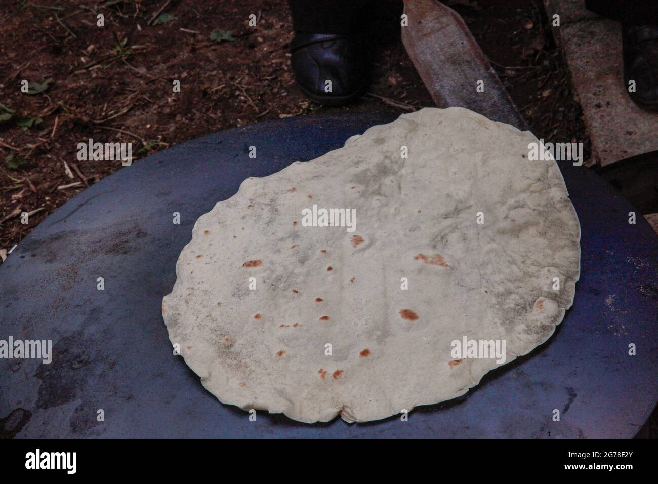 Pain plat turc, traditionnel, galette fine, fait maison, jardin, fin de l'été Banque D'Images