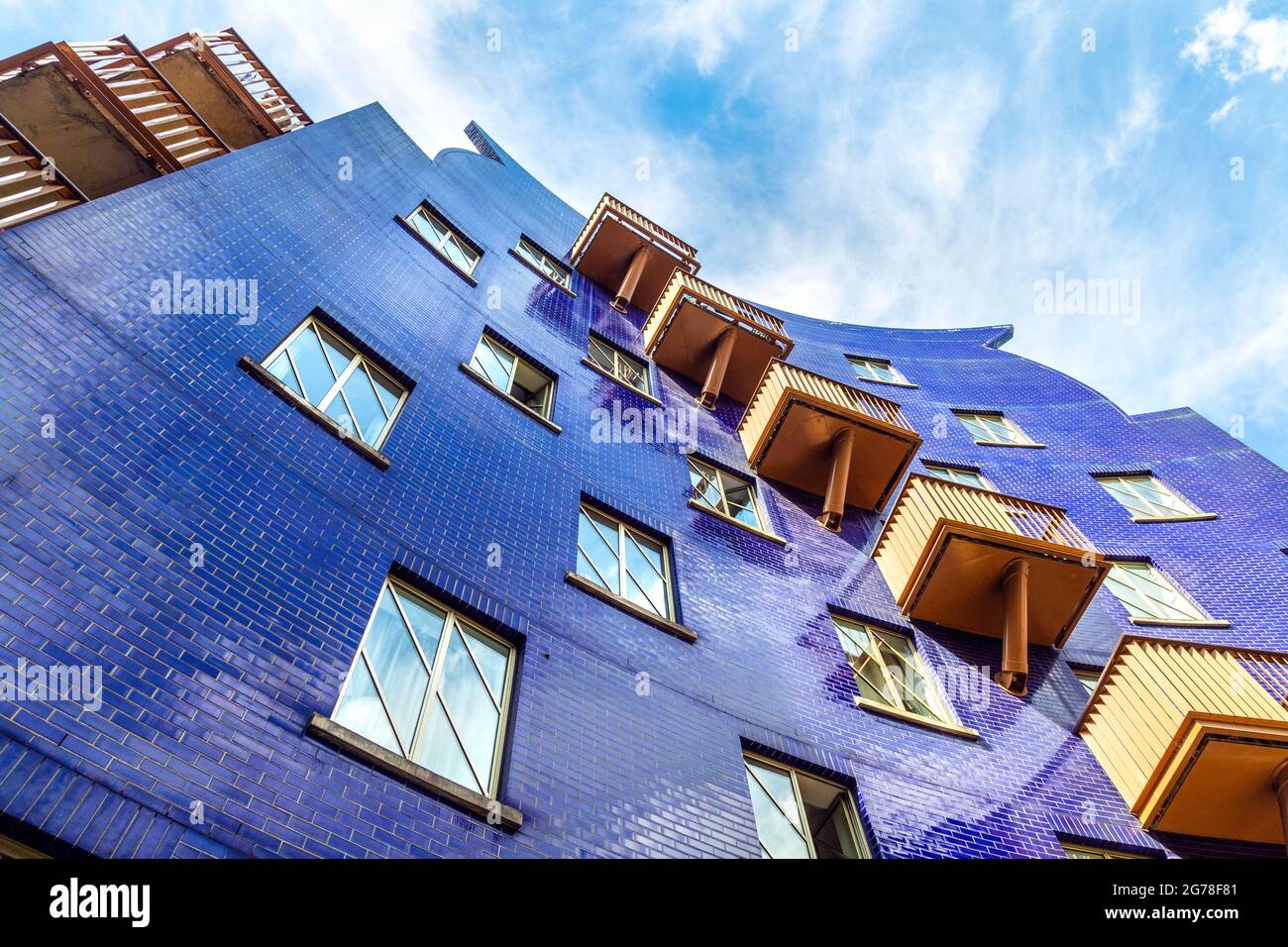 Façade en brique bleue du bâtiment résidentiel Circle sur la rue Queen Elizabeth, Shad Thames, Londres, Royaume-Uni Banque D'Images