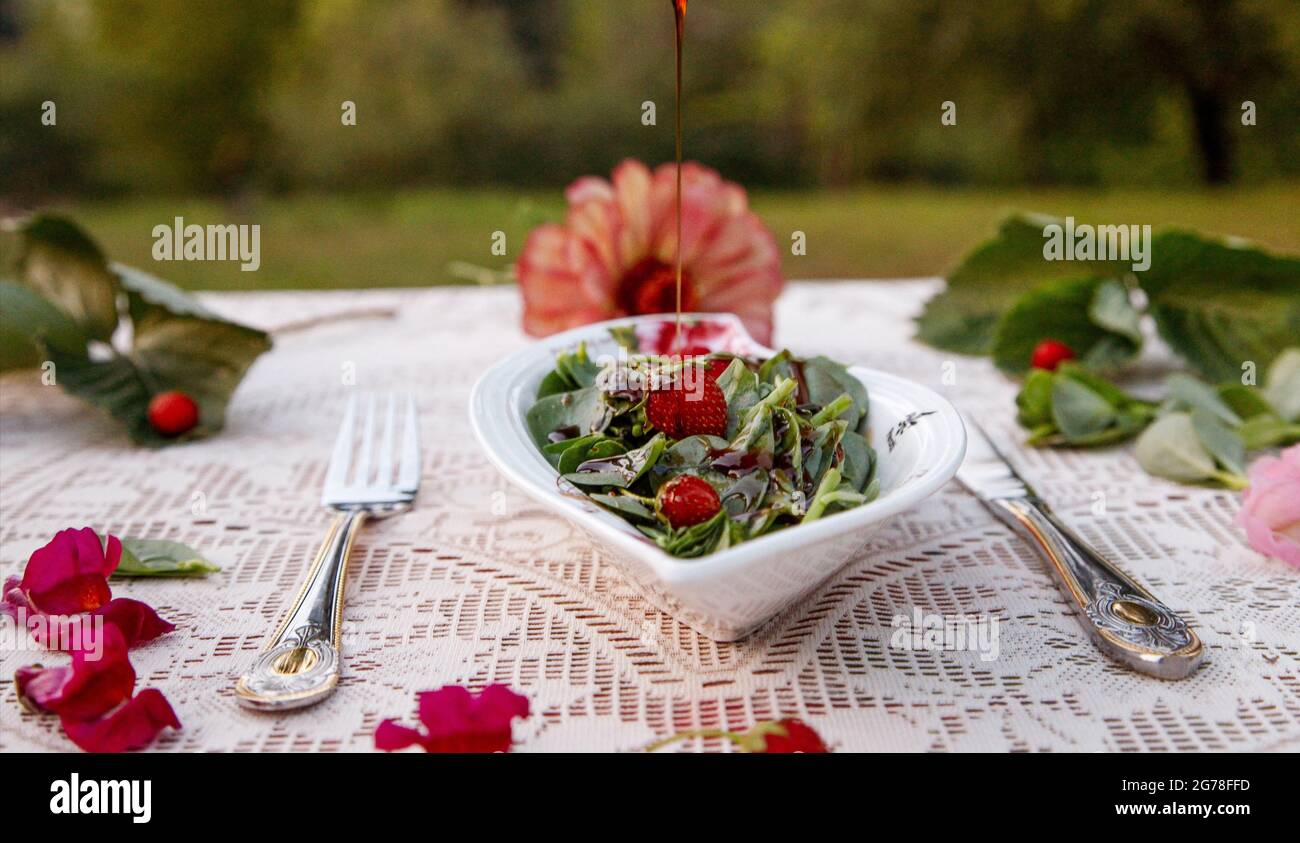 Plats, couverts, fleurs, friches, fraises, autoculture, autosuffisance, jardin biologique, nappe, style alimentaire, sirop de grenade frais, sain, léger, végétalien Banque D'Images