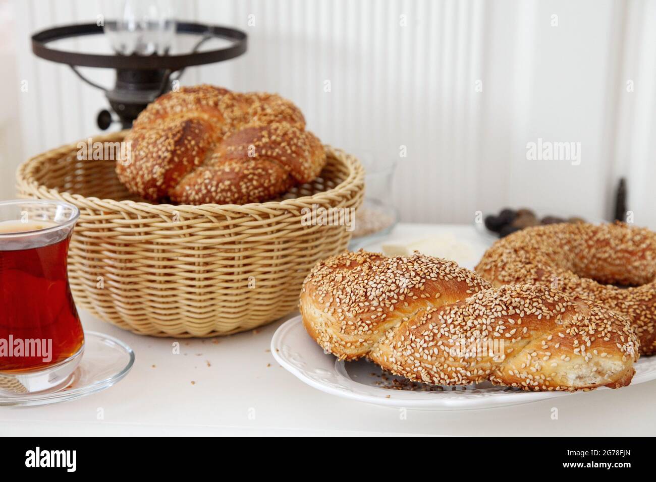 Biscuits au sésame, thé noir, produits de boulangerie, panier à pain, Ramadan, Turc, culture, jeûne Banque D'Images