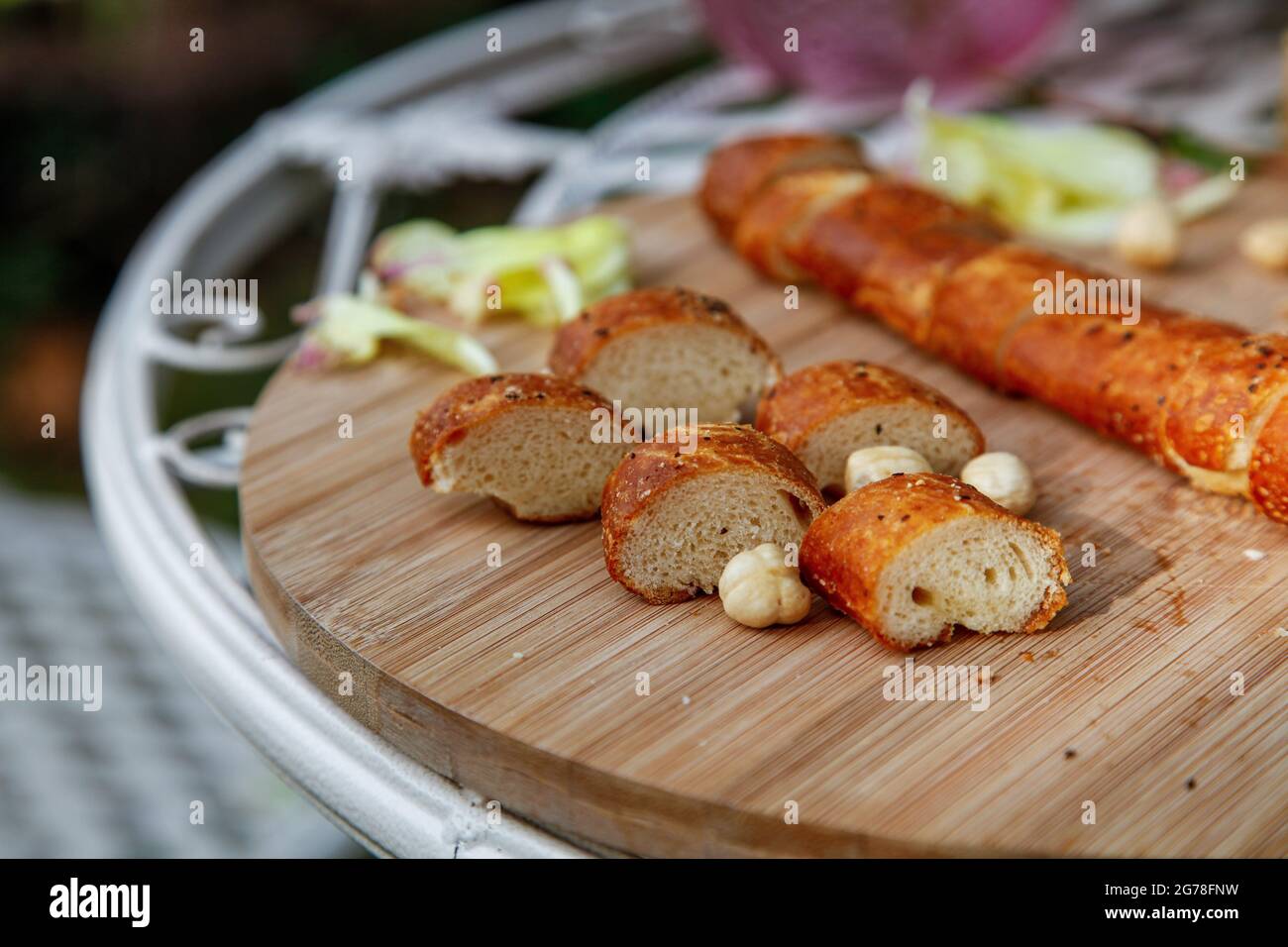 Pain et noisettes sur une table de jardin Banque D'Images