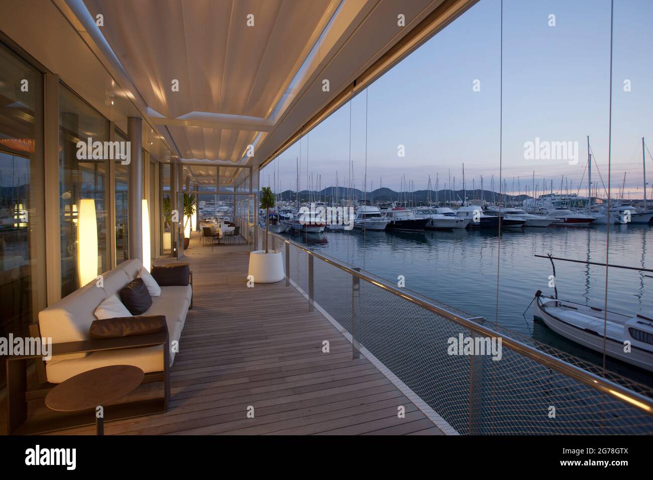 Terrasse café, marina, Sant Antoni de Portmany, Ibiza Banque D'Images