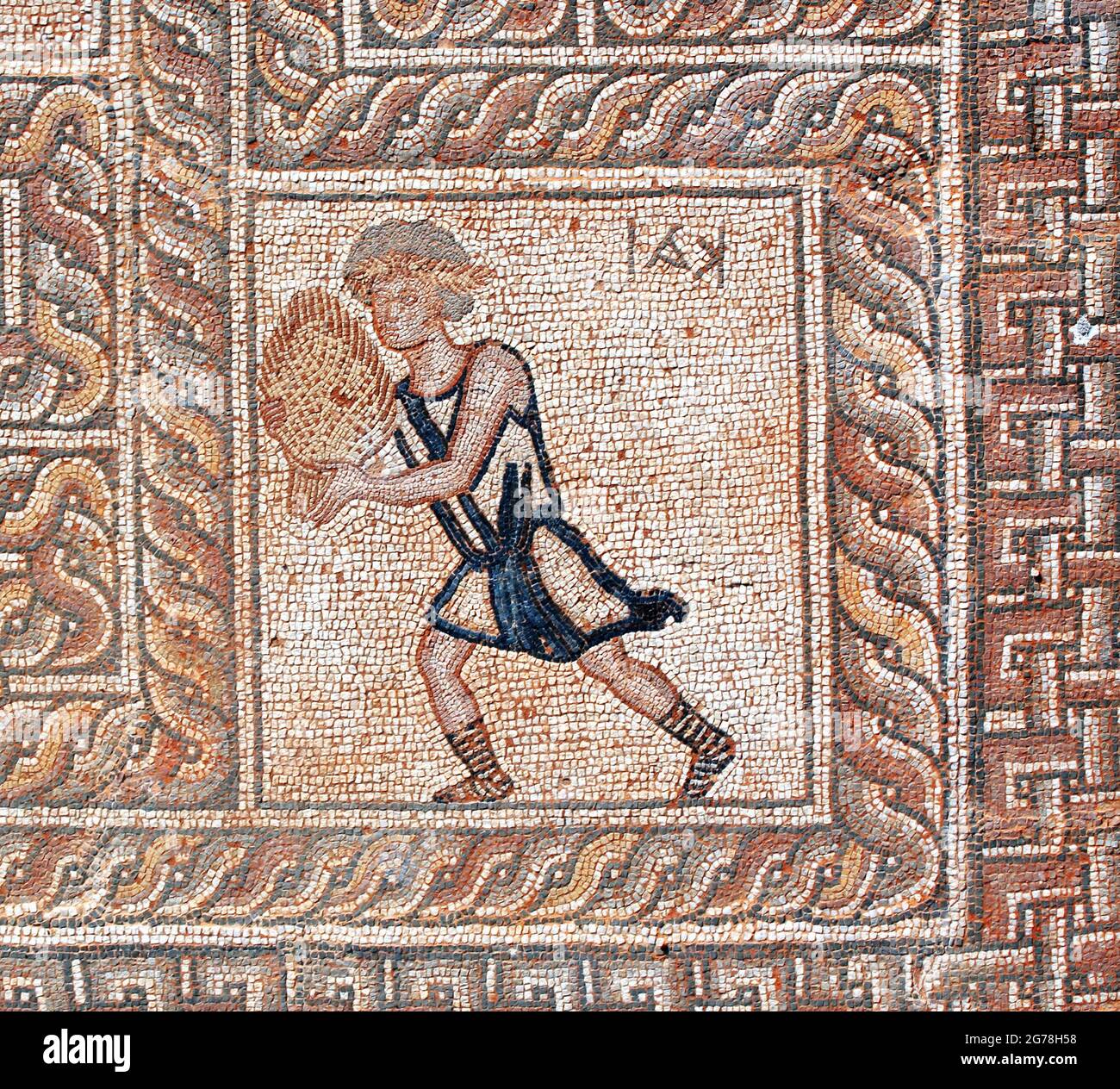 Détail de la mosaïque antique avec garçon avec coquille. Mosaïque en pierre décorative au sol dans les salles de bains, Dion, Pieria, Grèce Banque D'Images