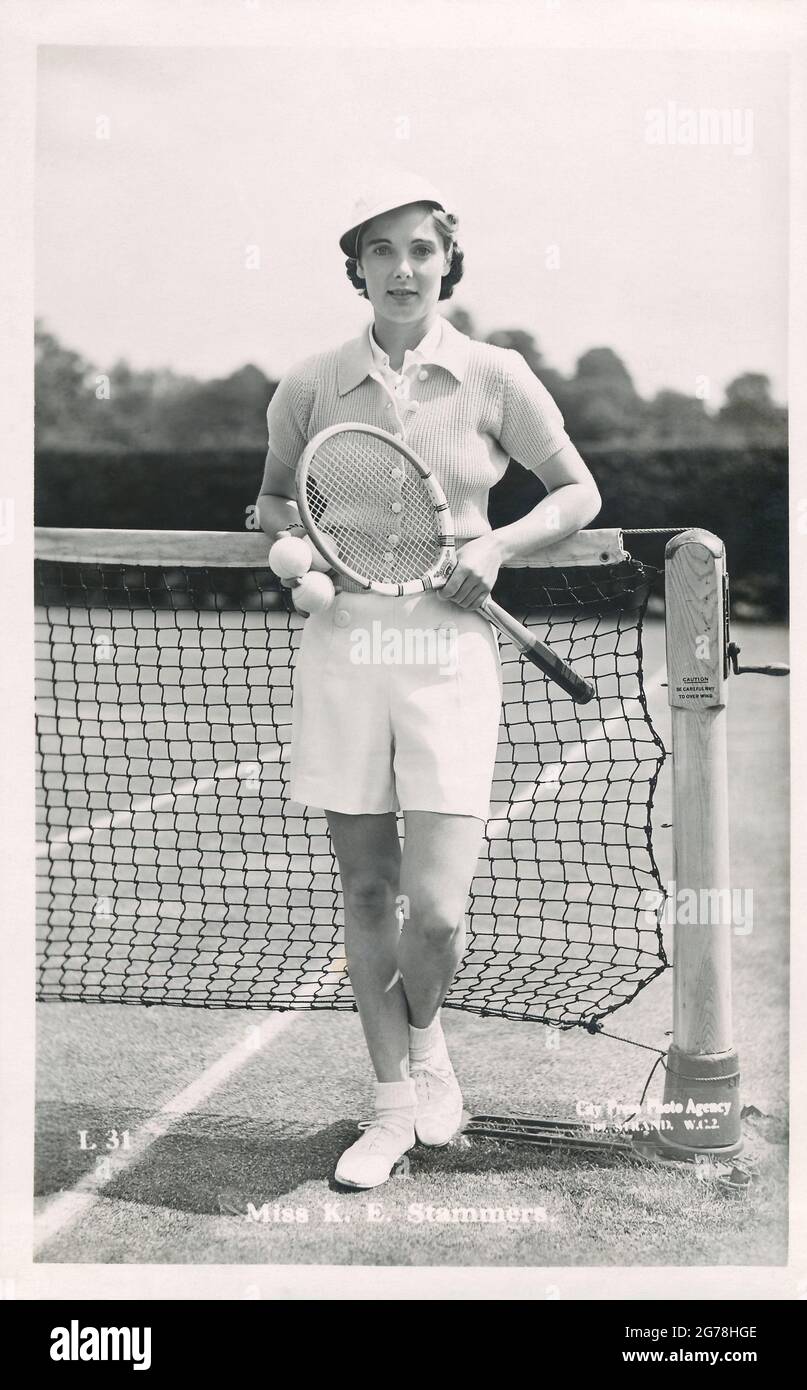 Carte postale vintage du joueur de tennis Kay Stammers, deux fois vainqueur du double féminin Wimbledon en 1935 et 1936. Banque D'Images