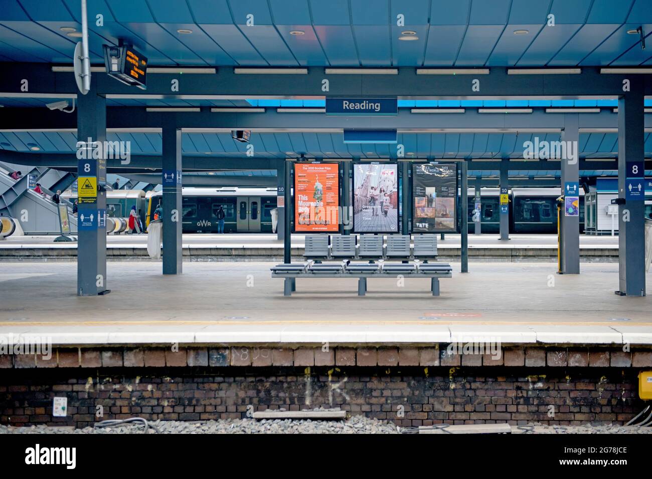 Plates-formes à la gare de Reading, Angleterre, Royaume-Uni Banque D'Images