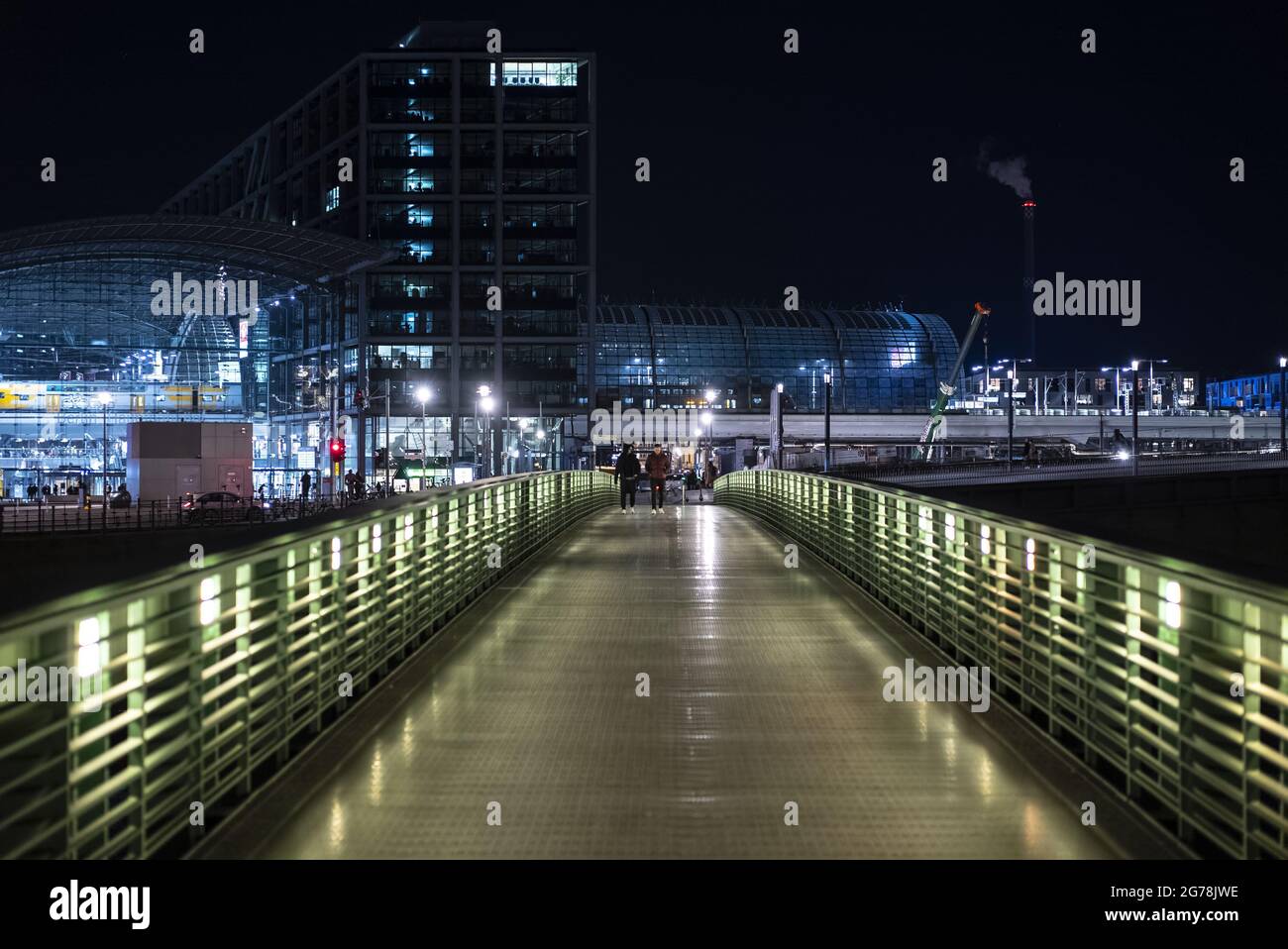 Pont à la gare centrale de Berlin la nuit - photographie de voyage Banque D'Images