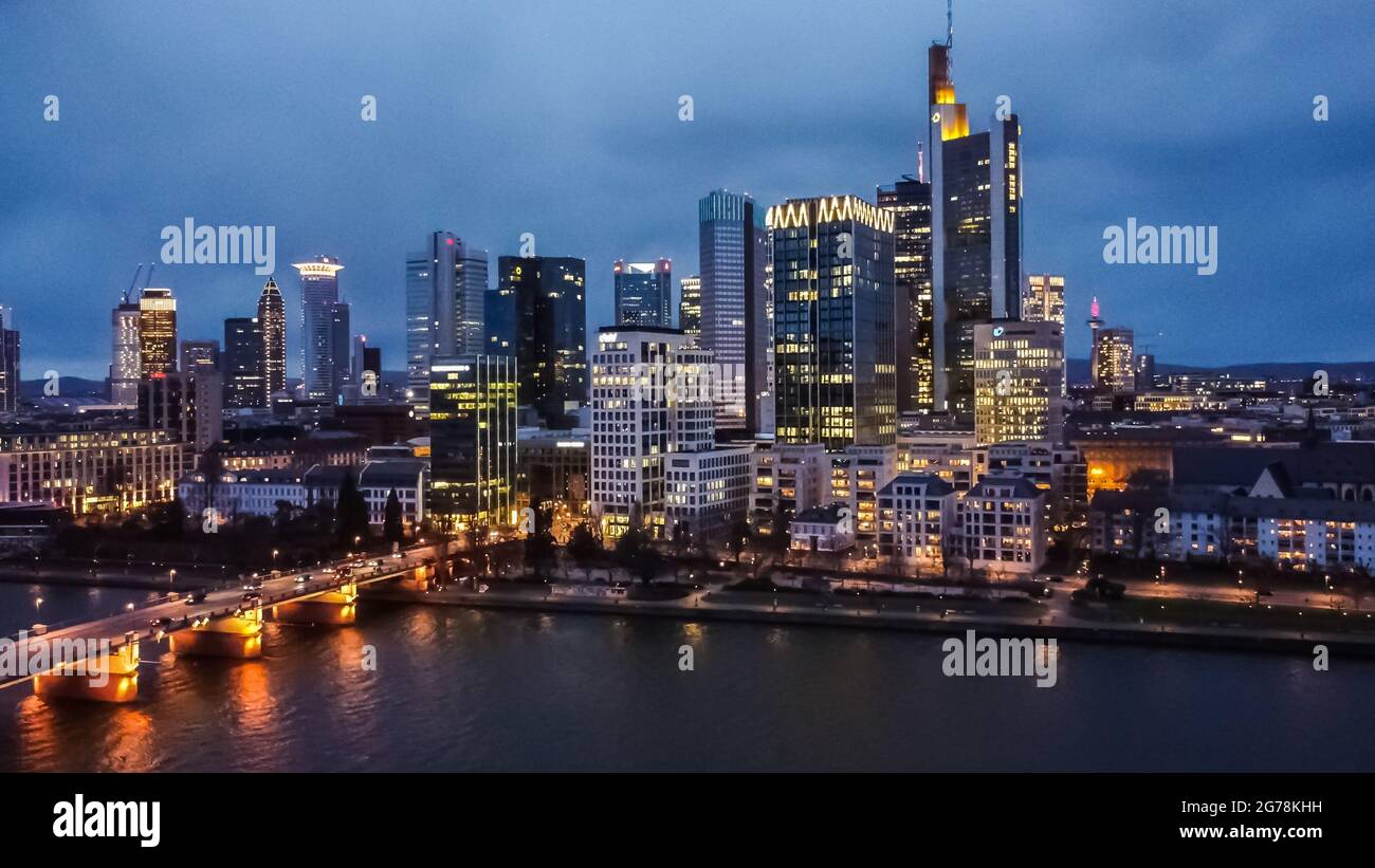 Horizon de Francfort Allemagne avec quartier financier la nuit - vue aérienne - photographie urbaine Banque D'Images