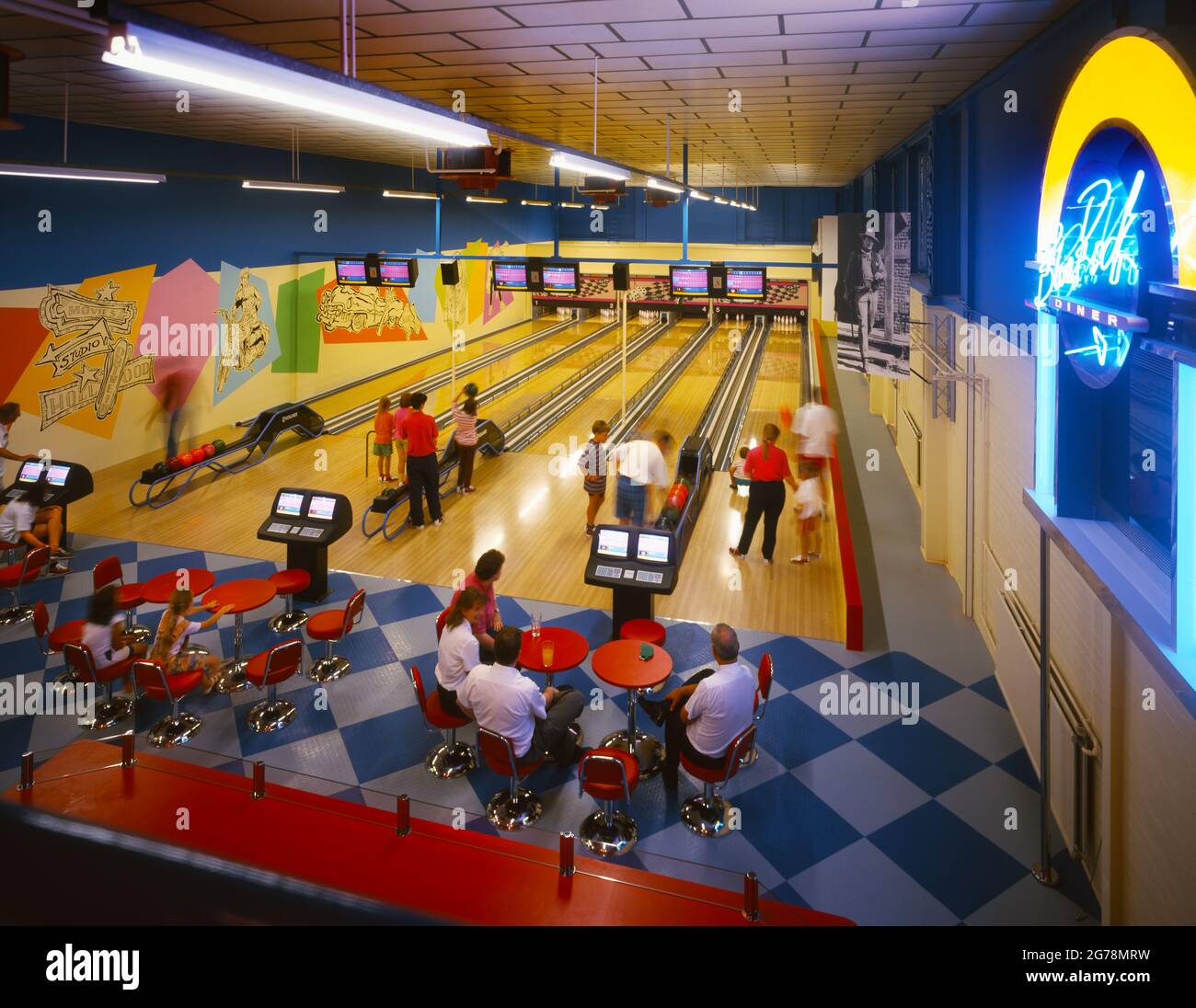 Bowling à dix quilles en regardant sur les voies avec des gens flous Banque D'Images