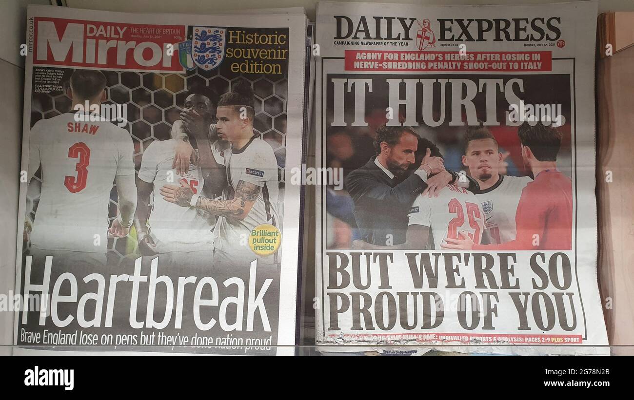 Londres, Royaume-Uni, 12 juillet 2021 : les journaux en première page couvrent la défaite de l'Angleterre dans la finale de l'Euro 2020. L'équipe de football des hommes d'Angleterre a perdu des peines contre l'Italie à Wembley hier soir. La couverture met en avant la déception mais aussi la fierté des jeunes de l'équipe diverse, qui ont malheureusement été victimes d'abus raciaux en ligne depuis le jeu. Beaucoup de documents ont utilisé des photos du directeur de l'Angleterre Gareth Southgate consolant Bukayo Saka après sa tentative de pénalité a été sauvé par le gardien de but italien. Anna Watson/Alay Live News Banque D'Images