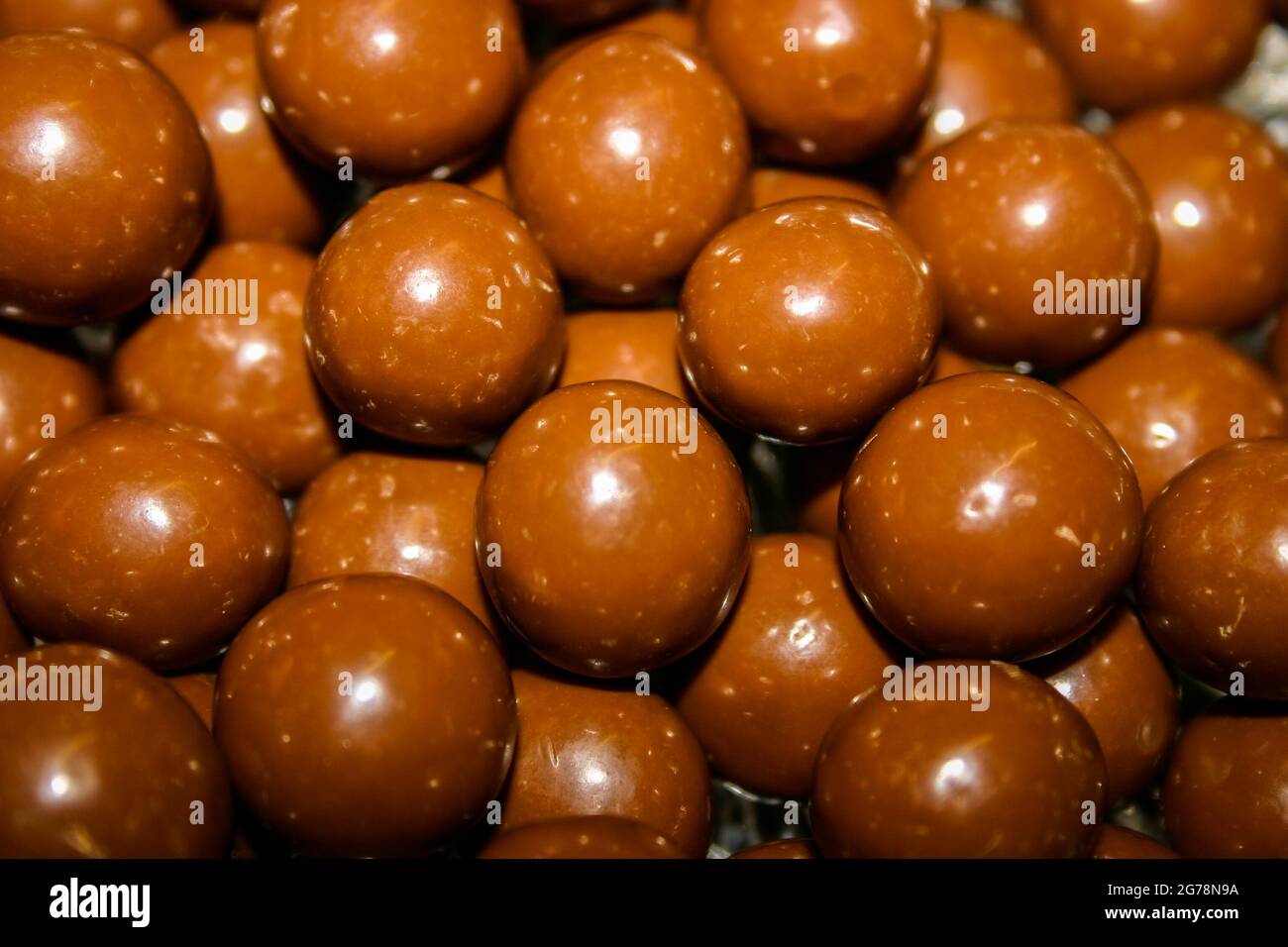 MALTESERS folie - gros plan d'un bol rempli de délicieux boulettes de malt en nid d'abeille au chocolat Banque D'Images