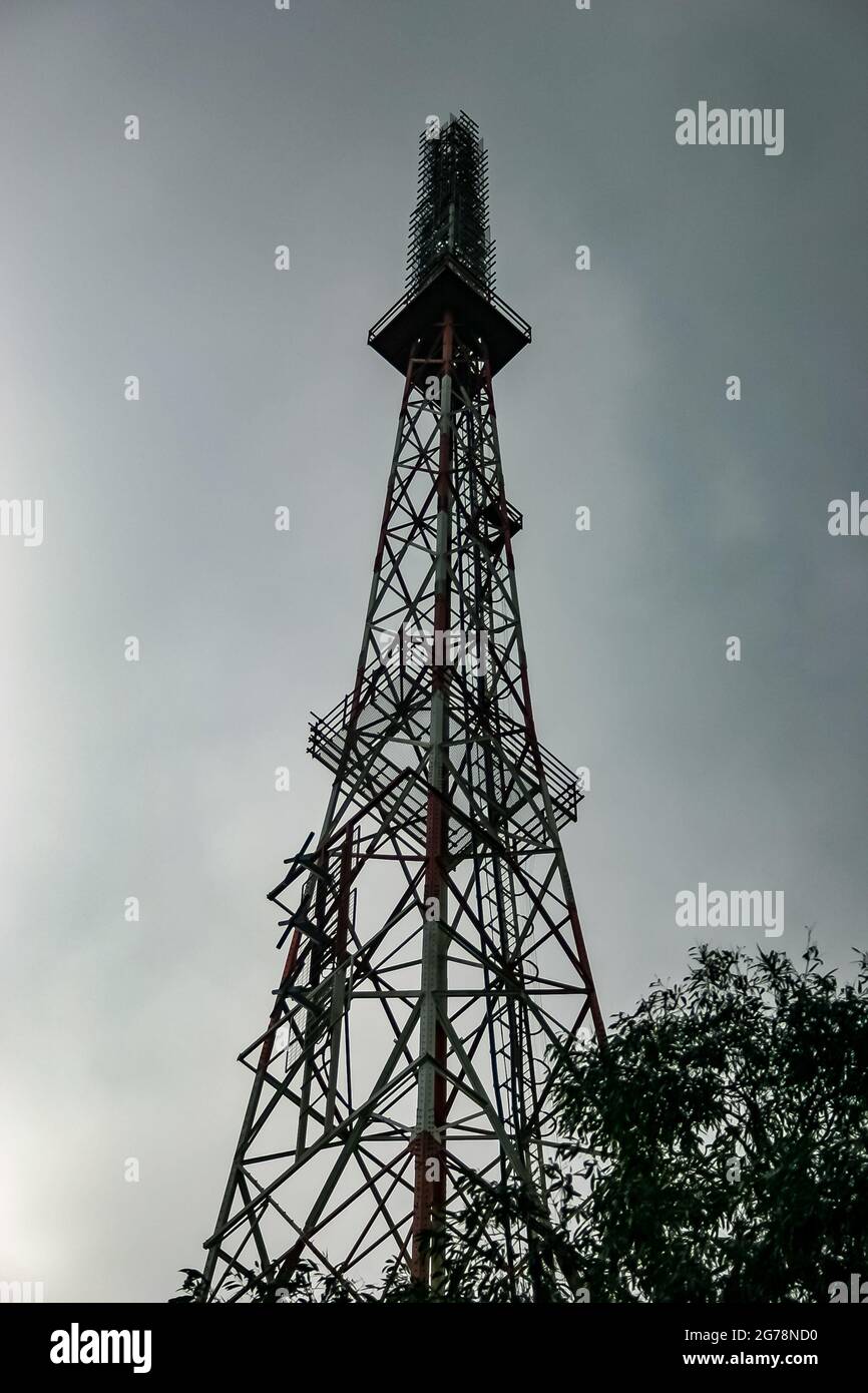 Tour d'antenne de transmission de radio et de télévision en noir et blanc Banque D'Images