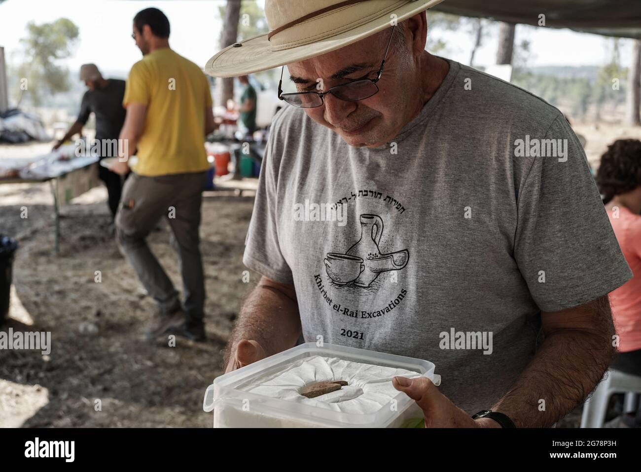 Khirbet a Rai, Israël. 12 juillet 2021. L'archéologue Yosef Garfinkel de l'Université hébraïque inspecte un artefact, sur le site de Khirbet a Rai dans les contreforts judaïens, précédemment identifié comme la ville biblique Philistine de Ziklag de l'époque du roi David, L'endroit où David a trouvé refuge en fuyant le roi Saül et d'ici est allé à Hébron pour être oint comme roi. Cette inscription sans précédent à l'encre de script Proto Canaanite sur un bateau de poterie porte le nom Jerubbaal, le nom du juge Gideon Ben Yoash du Livre des juges. Les conclusions de l'excavation Banque D'Images