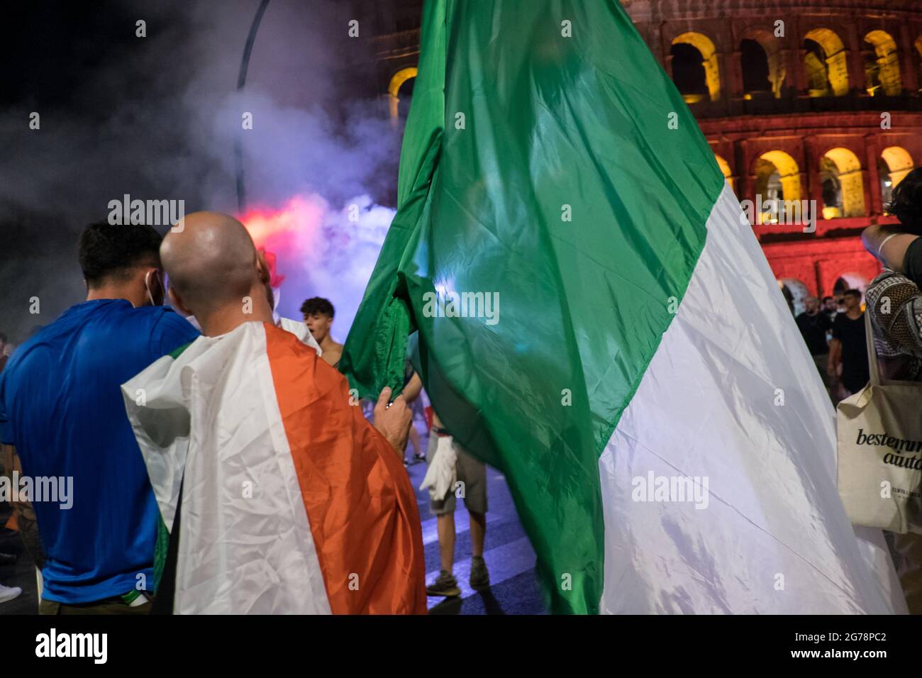 Les Italiens célèbrent la victoire de la coupe de football de l'UEFA Euro 2020 à Rome Célébrations dans le centre-ville de Rome sous le Colisée après que l'Italie ait battu l'Angleterre Banque D'Images