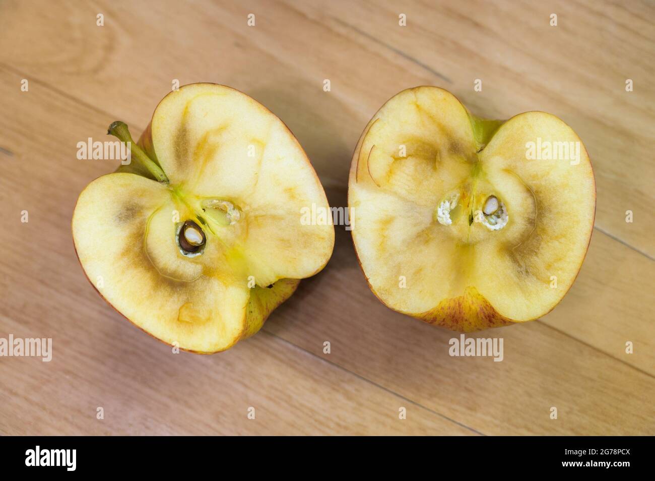 Tranche de pomme garrot sur une table. Mise au point sélective. Banque D'Images