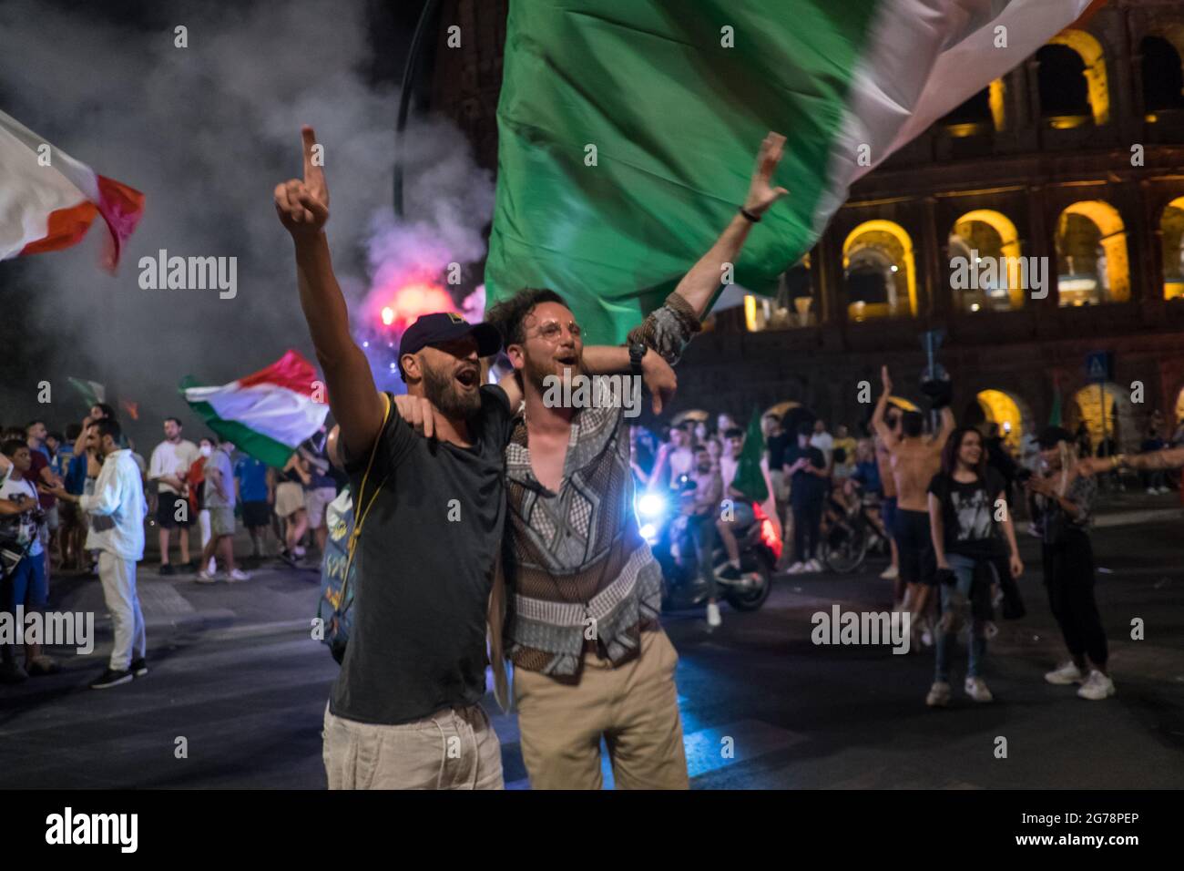 Les Italiens célèbrent la victoire de la coupe de football de l'UEFA Euro 2020 à Rome Célébrations dans le centre-ville de Rome sous le Colisée après que l'Italie ait battu l'Angleterre Banque D'Images