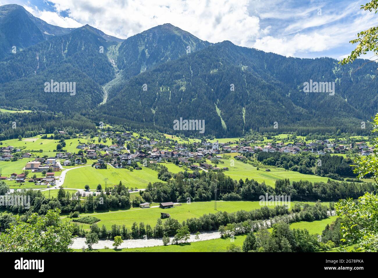 Europe, Autriche, Tyrol, Alpes de l'Ötztal, Ötztal,Sautens, vue d'un point de vue dans la forêt montagneuse légère jusqu'au village de Sautens en face de l'Ötztal et le paysage de montagne en arrière-plan Banque D'Images