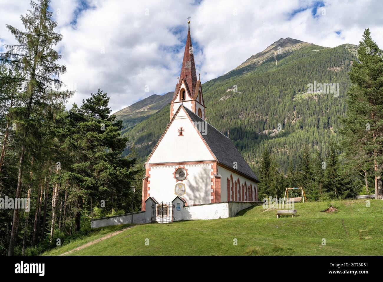 Europe, Autriche, Tyrol, Alpes de l'Ötztal, Ötztal, Längenfeld, chapelle de la peste dans la forêt de montagne au-dessus de Längenfeld Banque D'Images