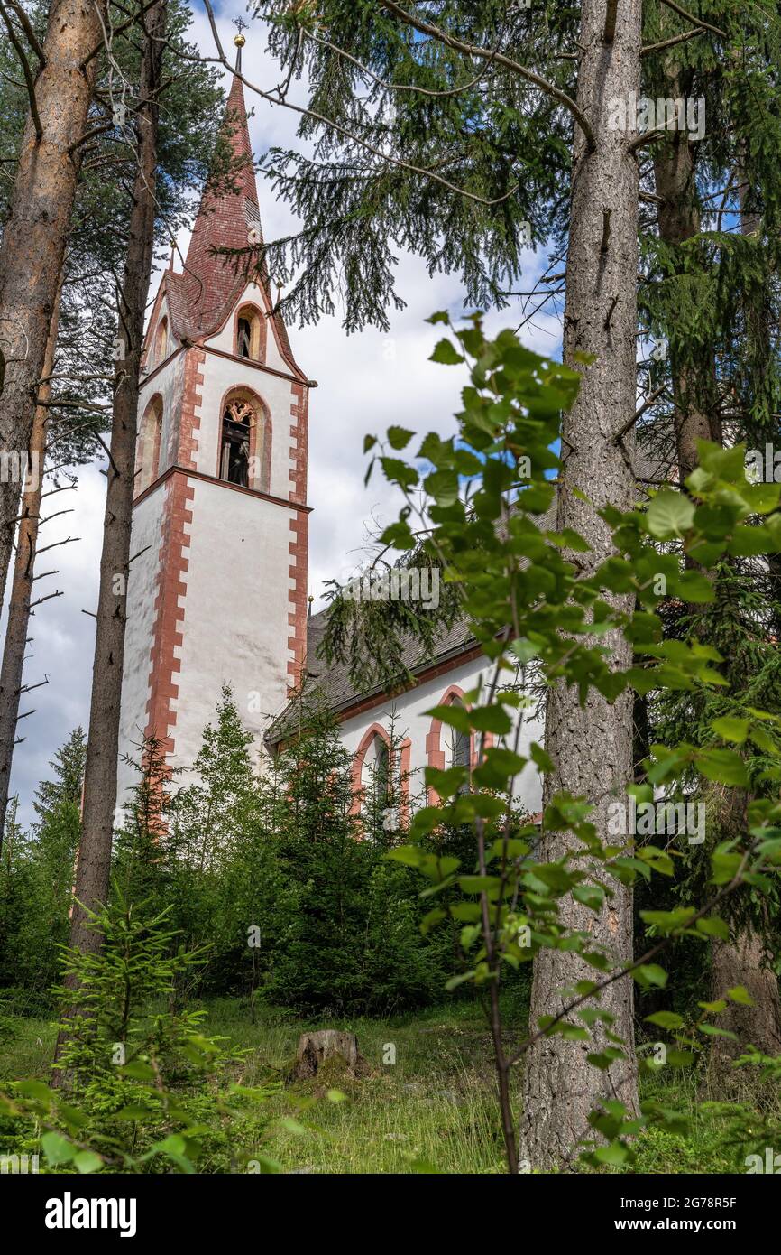 Europe, Autriche, Tyrol, Alpes de l'Ötztal, Ötztal, Längenfeld, chapelle de la peste dans la forêt de montagne au-dessus de Längenfeld Banque D'Images