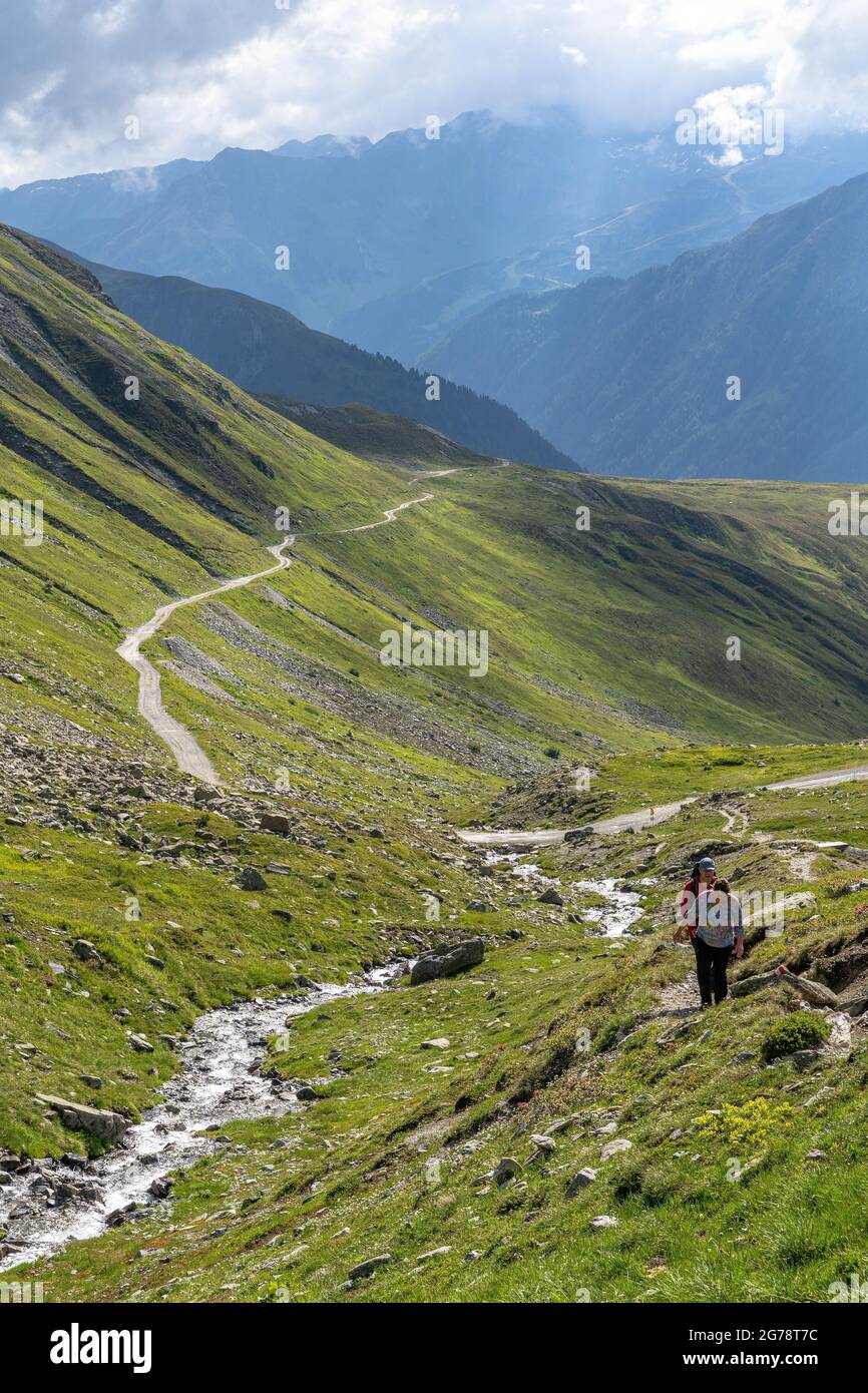 Europe, Autriche, Tyrol, Verwall, Paznaun, Galtür, cabane Friedrichshafener, randonneurs de montagne sur la montée au Muttenjoch à Verwall Banque D'Images