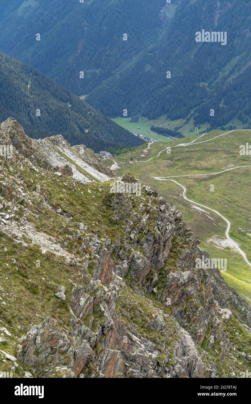 Europe, Autriche, Tyrol, Verwall, Paznaun, Galtür, Friedrichshafener Hut, vue de Georg-Prasser-Weg à Muttenalpe avec Friedrichshafener Hut et jusqu'à Galtür Banque D'Images