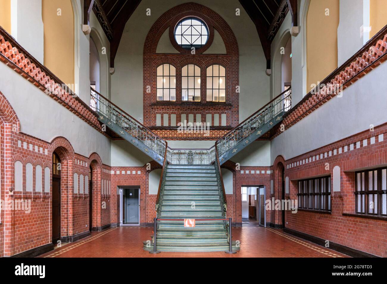 Intérieur de bâtiment avec escalier art nouveau, au site du patrimoine industriel de la collierie Zeche Zollern, Dortmund, Allemagne Banque D'Images