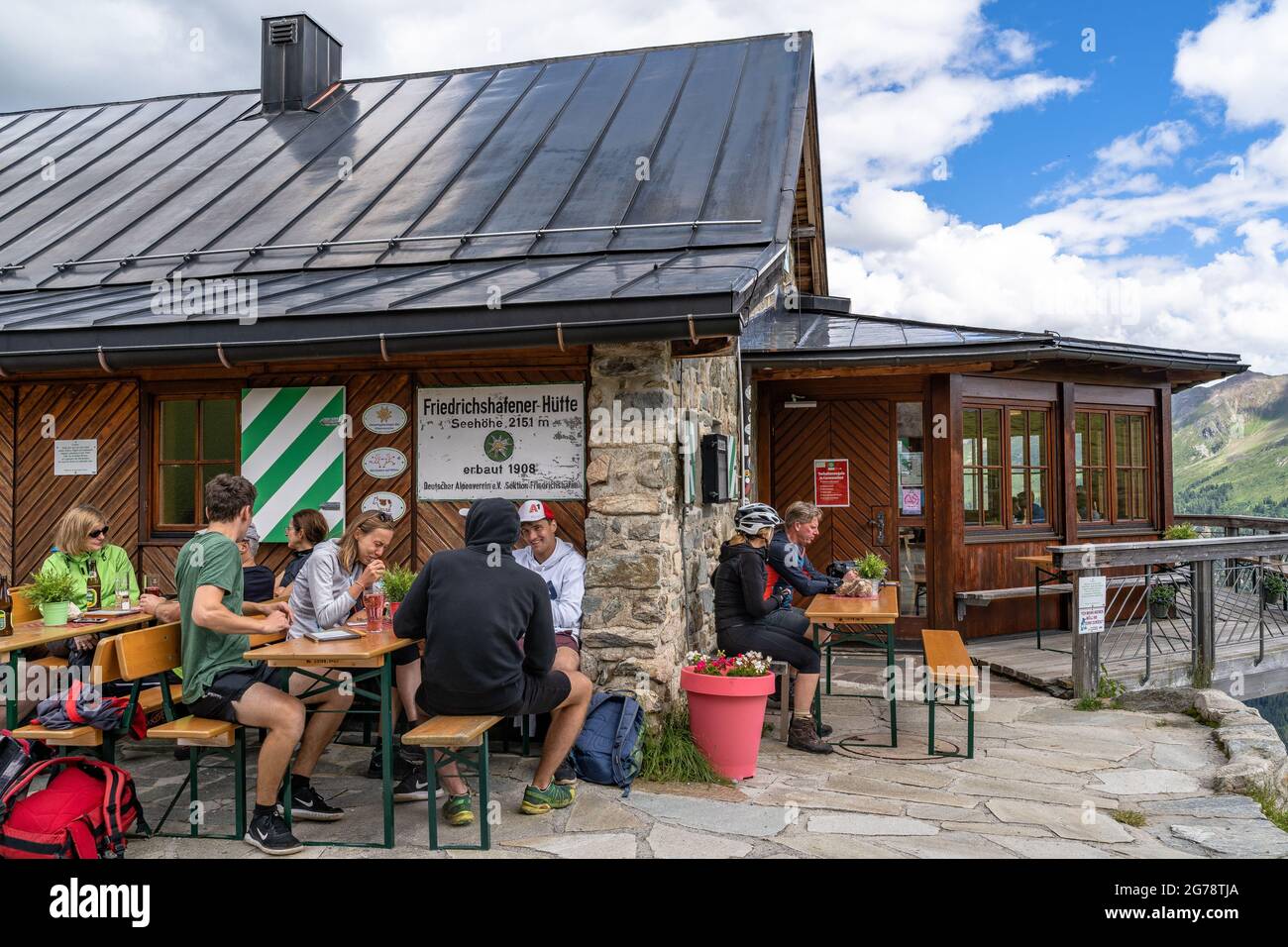 Europe, Autriche, Tyrol, Verwall, Paznaun, Galtür, cabane Friedrichshafener, randonneurs de montagne sur la terrasse de la cabane Banque D'Images