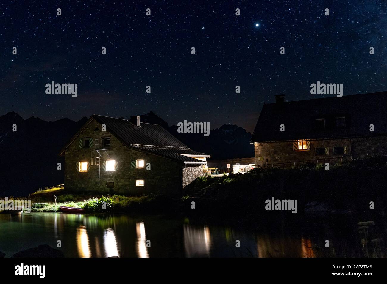 Europe, Autriche, Tyrol, Verwall, Paznaun, Galtür, cabane Friedrichshafener, ciel nocturne au-dessus de la cabane Friedrichshafener Banque D'Images