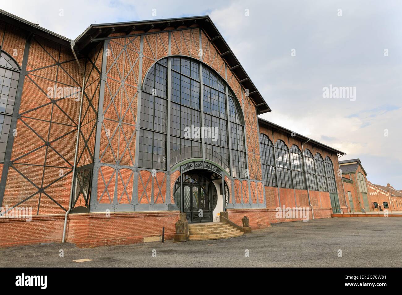 L'entrée du portail Art Nouveau à l'extérieur de la salle des machines du site du patrimoine industriel de la collierie Zeche Zollern, Dortmund, Allemagne Banque D'Images