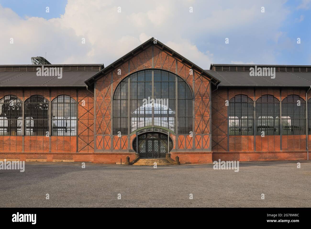 L'entrée du portail Art Nouveau à l'extérieur de la salle des machines du site du patrimoine industriel de la collierie Zeche Zollern, Dortmund, Allemagne Banque D'Images