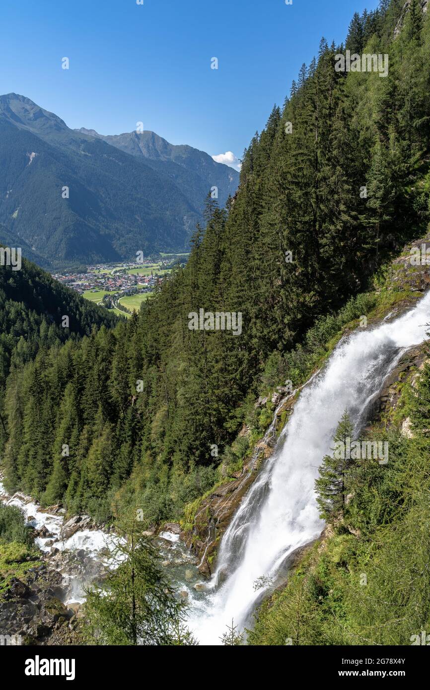 Europe, Autriche, Tyrol, Alpes de l'Ötztal, Ötztal, Vue sur Steribenfall et Umhausen dans l'Ötztal Banque D'Images
