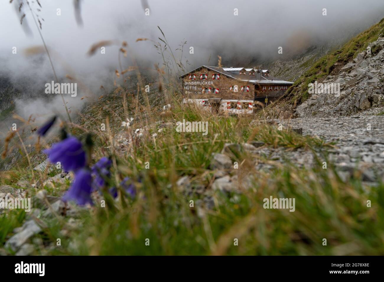 Europe, Autriche, Tyrol, Alpes de Stubai, Pinnistal, Innsbruck Hütte dans le brouillard Banque D'Images