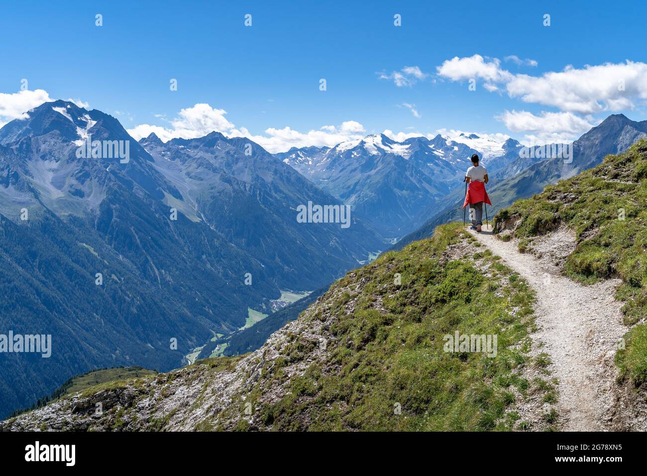 Europe, Autriche, Tyrol, Alpes de Stubai, randonnée femelle sur le Panoramaweg entre Sennjoch et Starkenburger Hut Banque D'Images