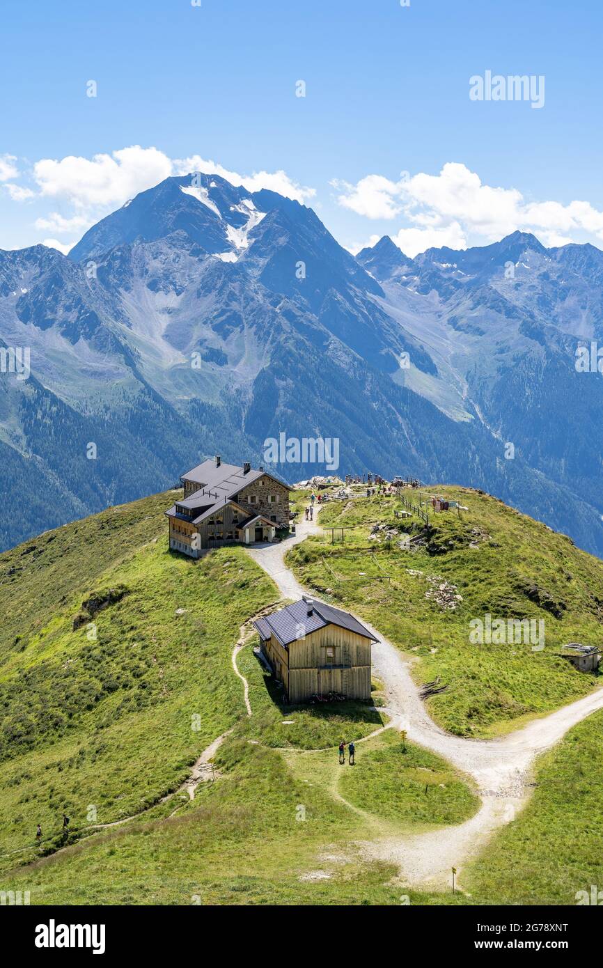 Europe, Autriche, Tyrol, Alpes de Stubai, vue sur la cabane de Starkenburger dans le Stubai avec l'Habicht en arrière-plan Banque D'Images