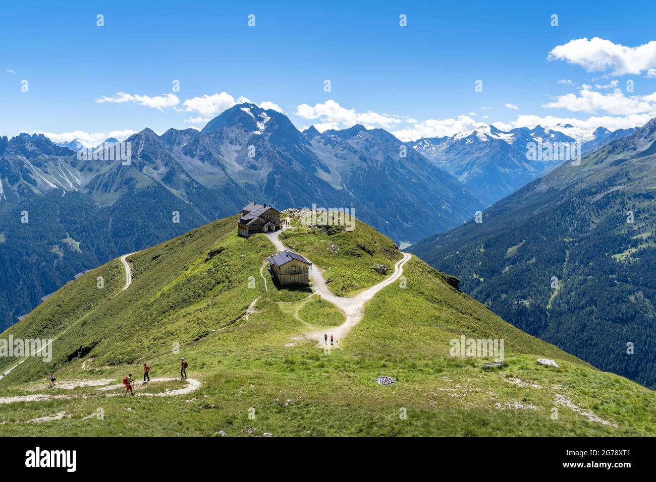 Europe, Autriche, Tyrol, Alpes de Stubai, vue sur la cabane de Starkenburger dans le Stubai avec l'Habicht en arrière-plan Banque D'Images